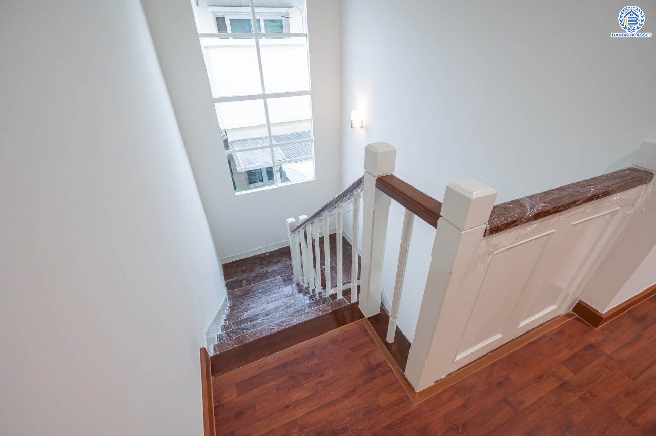 บ้านมือสองตกแต่งใหม่ โครงการ คาซ่าแกรนด์ รัตนาธิเบศร์-ราชพฤกษ์ บ้านเดี่ยวจากแบรนด์ Q.House เนื้อที่ 68 ตร.ว. ฟังก์ชัน 3 ห้องนอน 4 ห้องน้ำ 1 ห้องแม่บ้าน จอดรถได้ถึง 2 คัน พร้อม Facilities ครบครัน บนทำเลเดินทางสะดวก ติดถนนราชพฤกษ์ ใกล้เซ็นทรัลเวสต์เกต และรถไฟฟ้าสายสีม่วง "สถานีบางรักใหญ่"